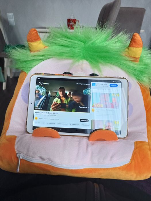 Подставка плюшевая для книг, планшета bookmonster deluxe Luca