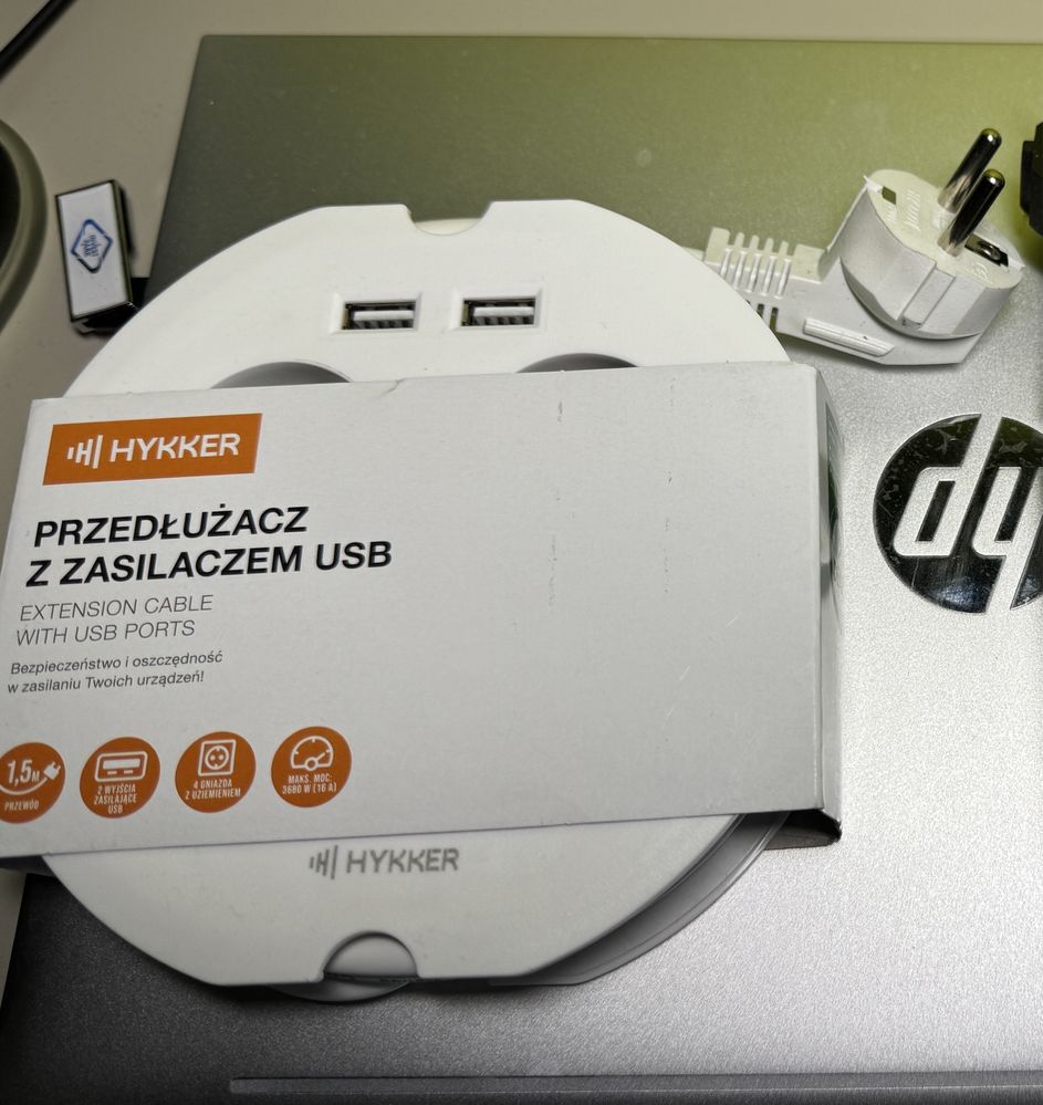 Przedłużacz z zasilaczem USB (bialy) 4 gn +2 USB, 1,5 metra