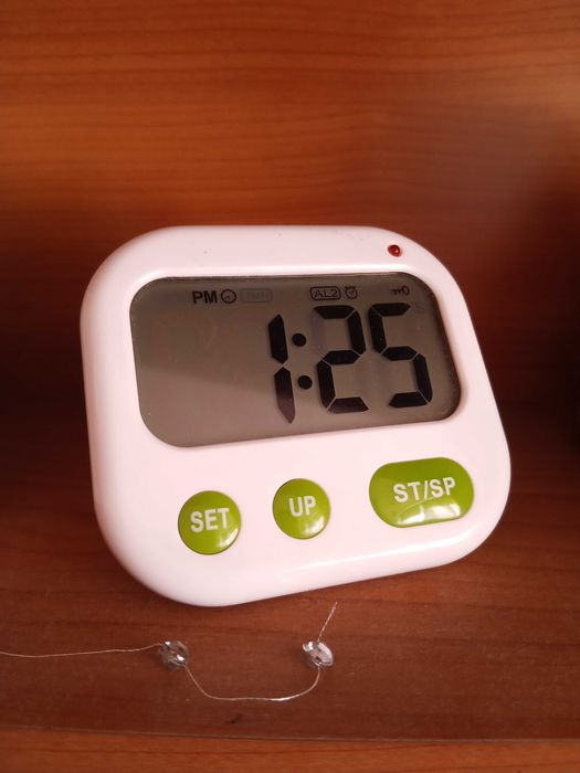 Relógio despertador digital.
