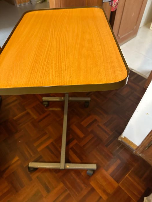Mesa Auxiliar hospitalar dobrável com altura ajustável