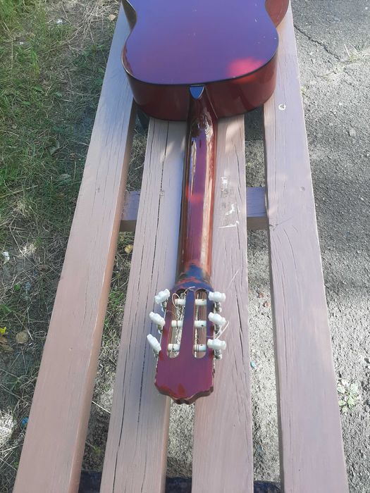 Акустическая гитара шесть струн