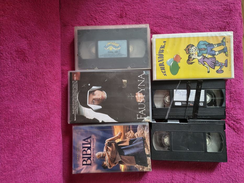 Kasety VHS, w pudełkach i bez
