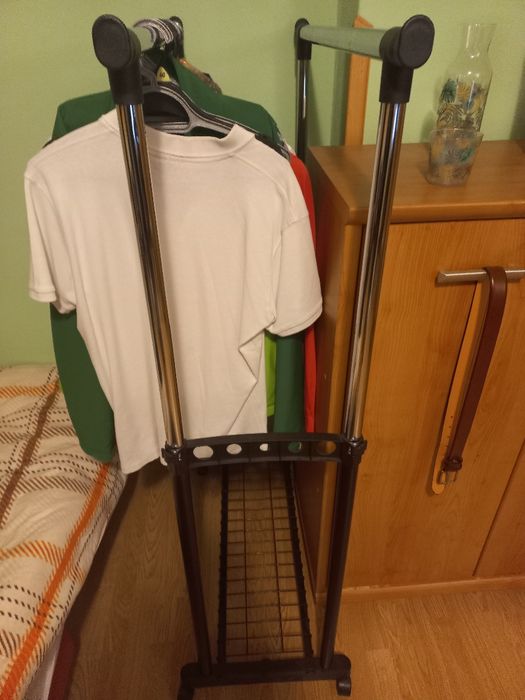 Metalowy stojak na ubrania