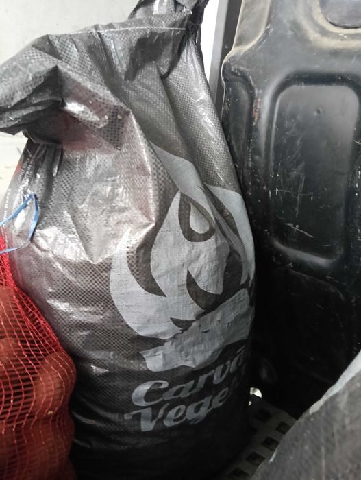 Batata Nova, cebola nova, carvão vegetal