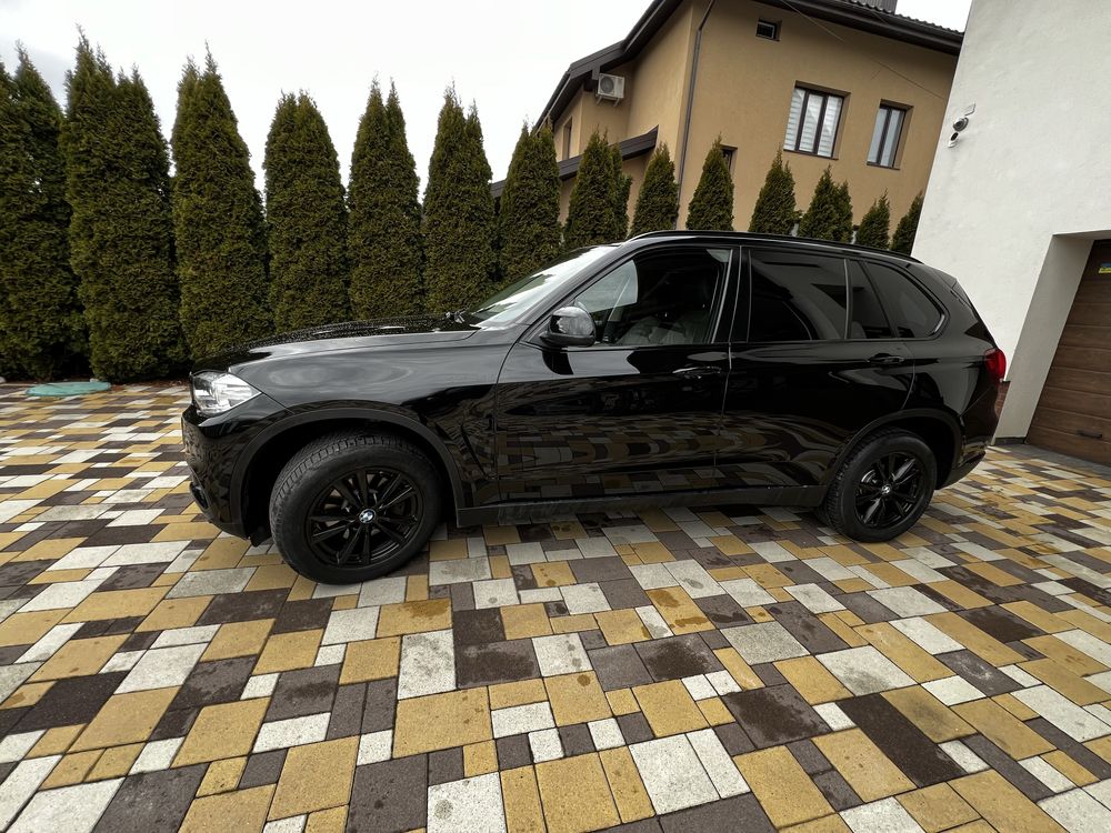 BMW X5 F15 чорного кольору