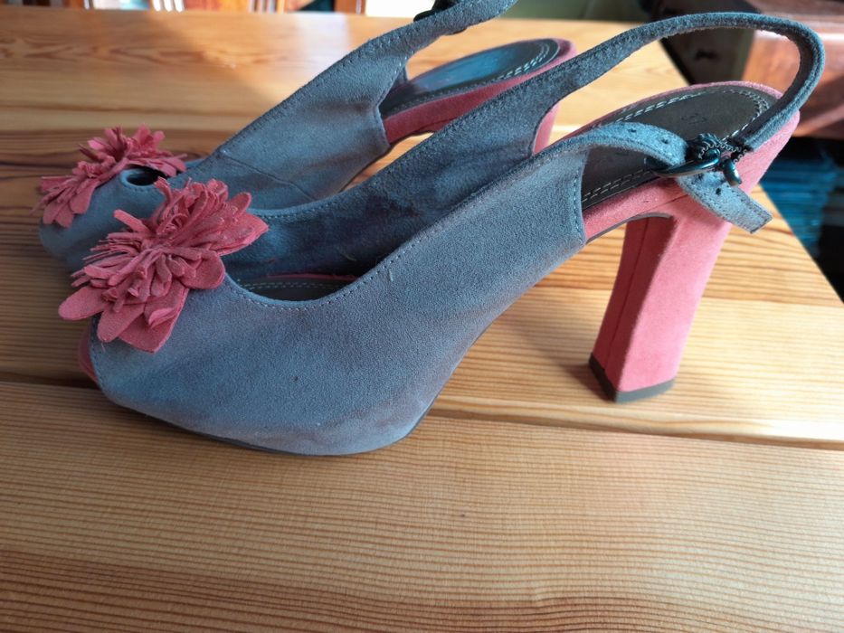 Buty damskie zamszowe.