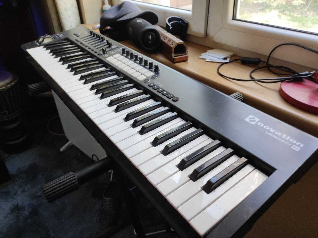 Kontroler Novation LaunchKey 61 MK2 ze standem i pedałem Alesis