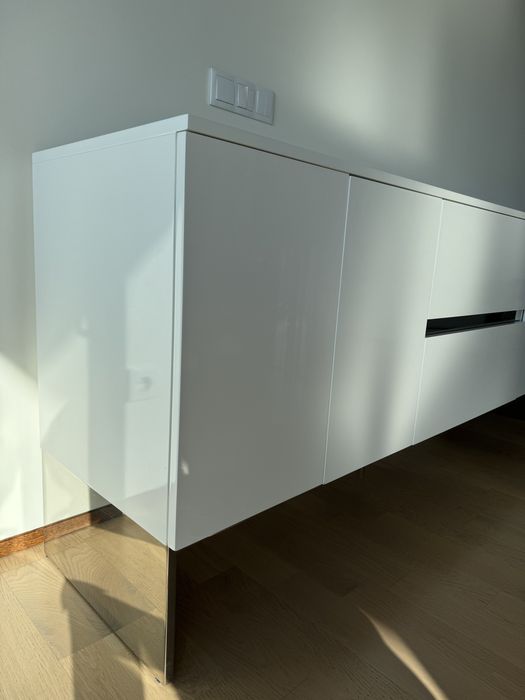 Móvel Aparador Branco Interdesign 3 gavetas 4 portas com pés em inox