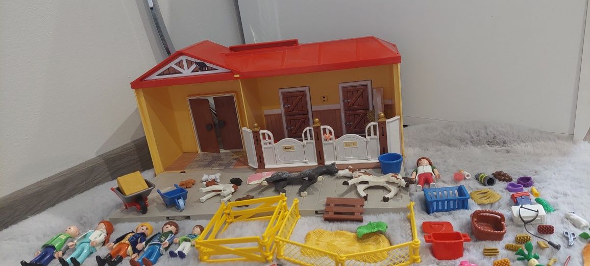 Duży zestaw Playmobil, akcesoria, konie, stajnia, postacie, zwierzęta