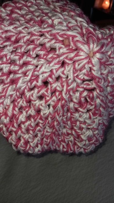 Boina de malha, rosa e branca, artesanal - Local