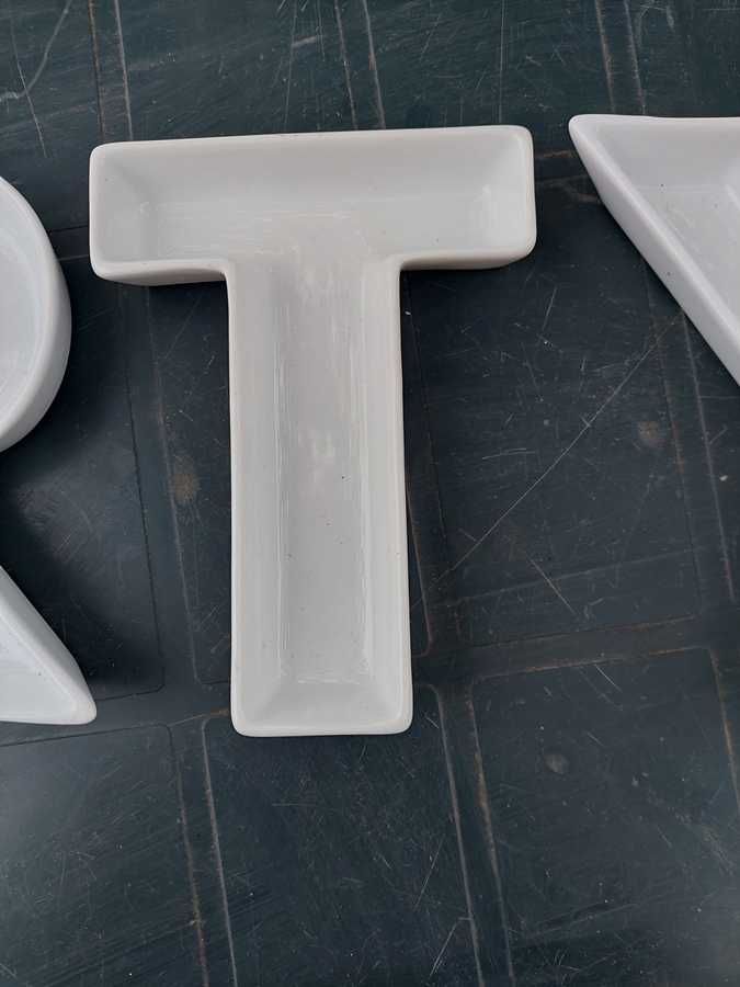 Podstawki w kształcie liter, ceramiczne Design party.