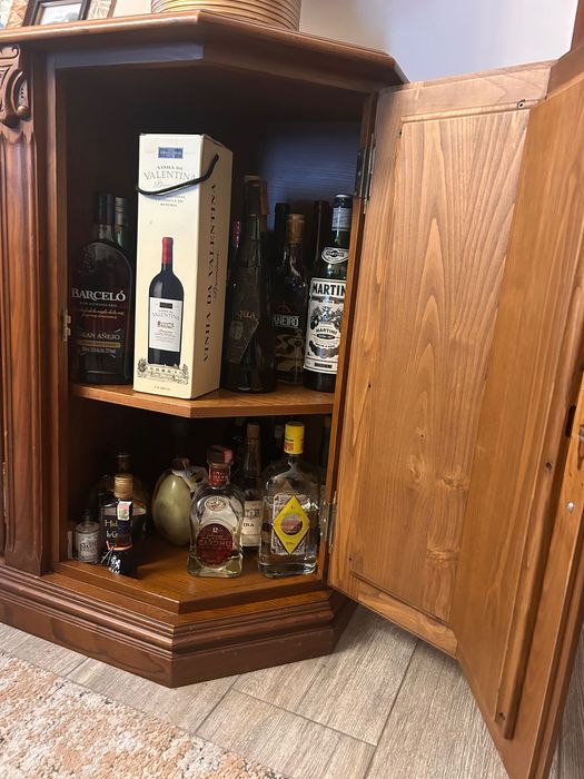 Aparador sala de jantar de madeira de excelente qualidade