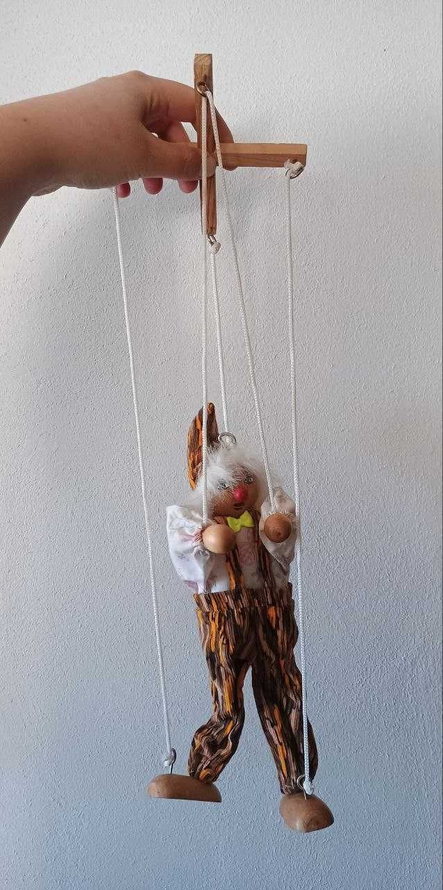 Marioneta antiga de madeira e tecido