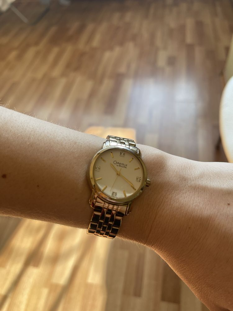 Ідеальний жіночий годинник Bulova зі сваровскі
