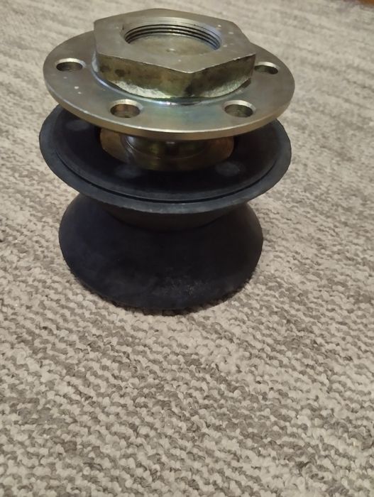 Палец полубалки МАЗ 103-1302160. В комплекте гайка и втулки .