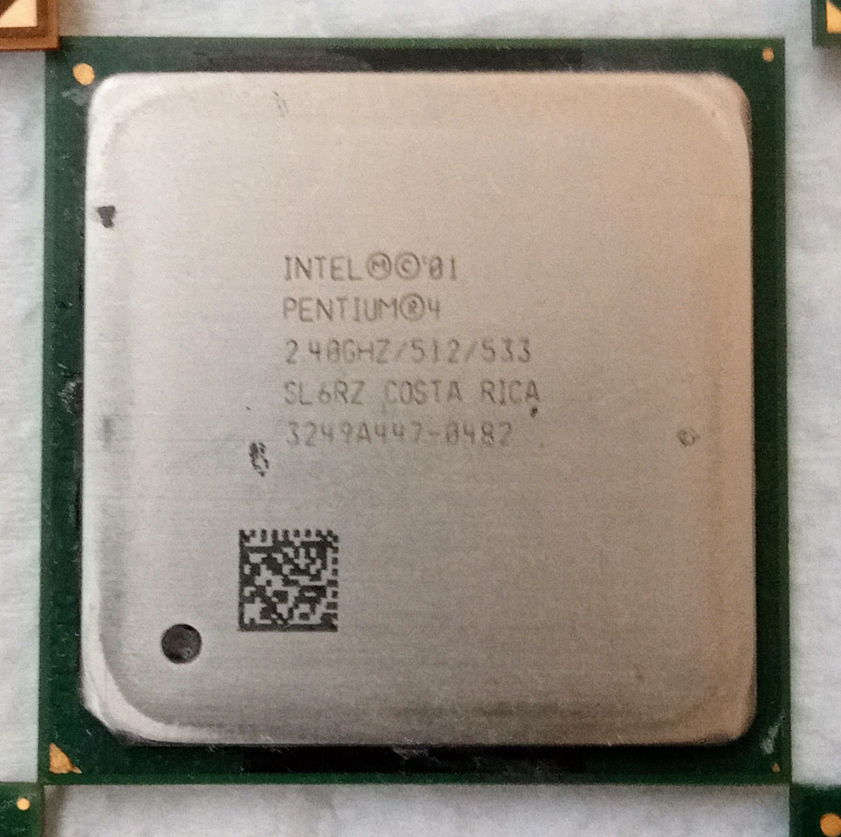 Processadores Intel Pentium 4 e AMD Athlon XP 2000+