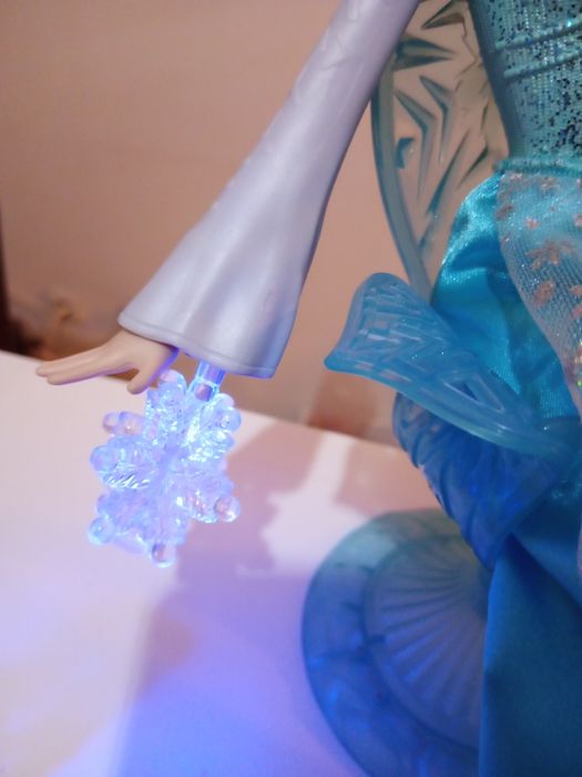 Brinquedos: Elsa Frozen Reino do Gelo inclui pilhas