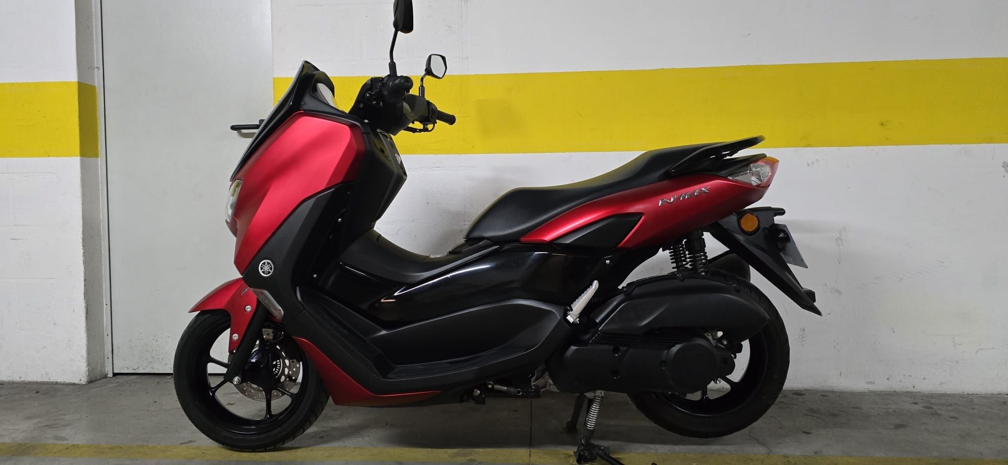 Yamaha NMAX 125 - Excelente estado, económica e confortável.
