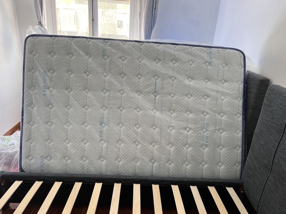 Cama estofada, com colchão e estrado