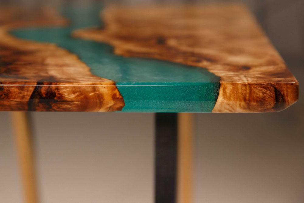 Обідній або кавовий стіл з тополі з епоксидною смолою