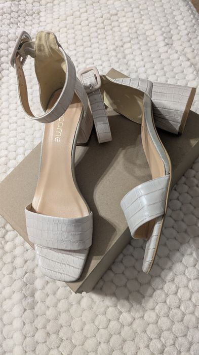 Босоніжки шкіряні