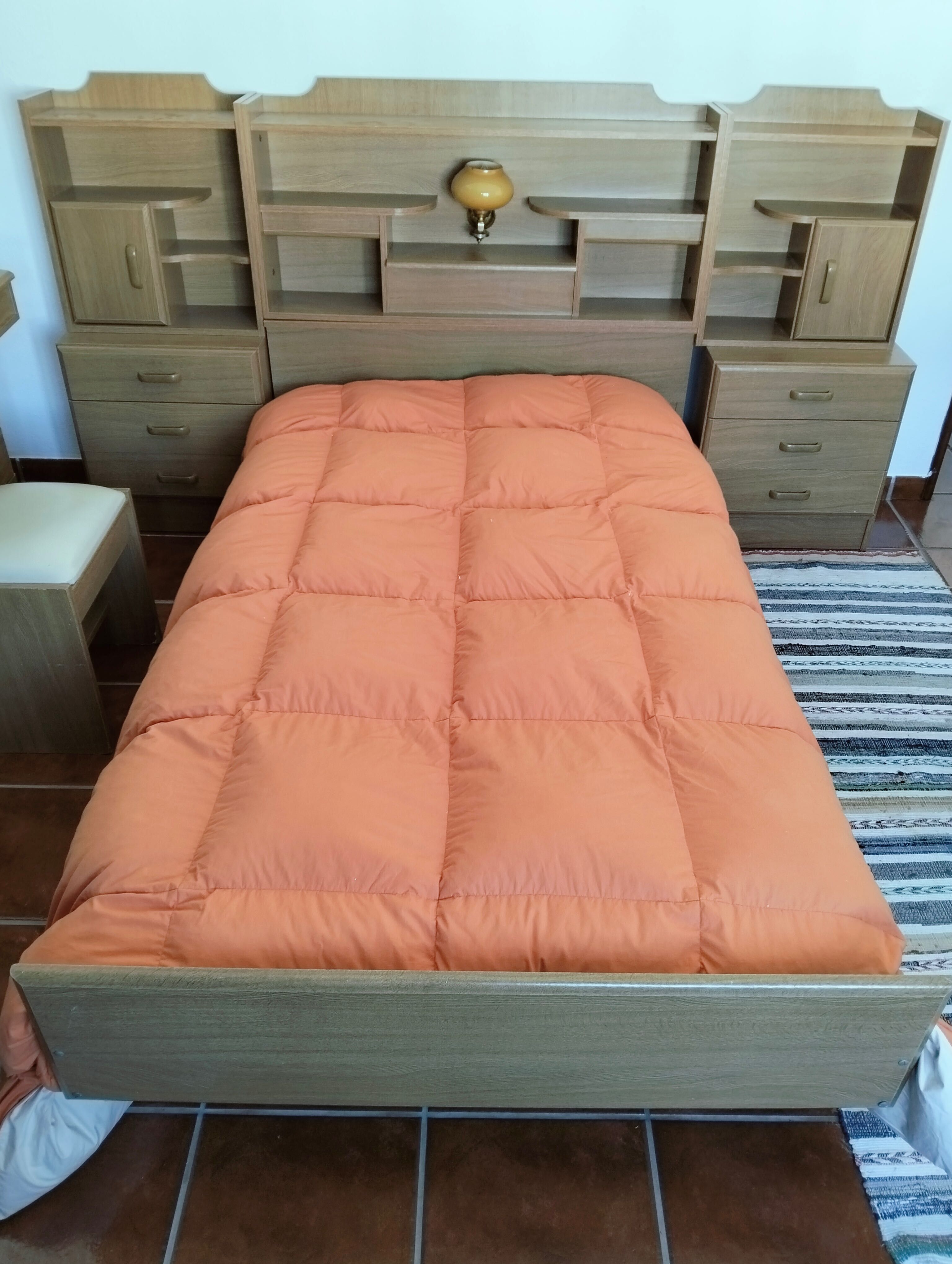 Mobília de Quarto (Cama + escrivaninha + banco + mesas de cabeceira)