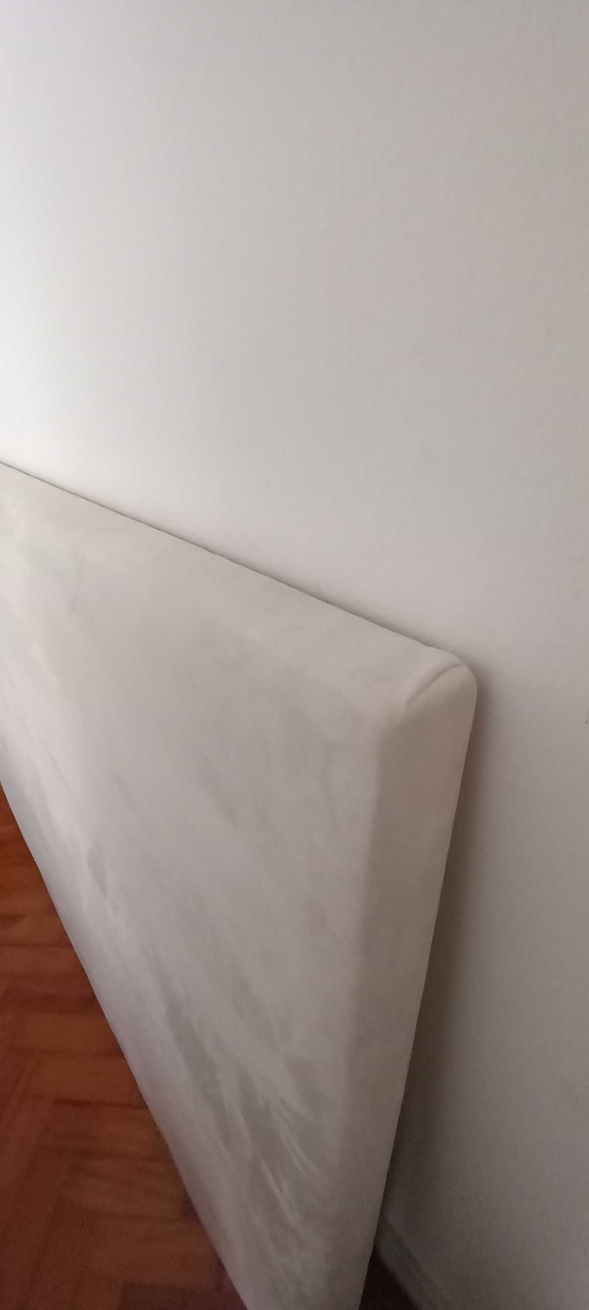 Cabeceira de cama impecável