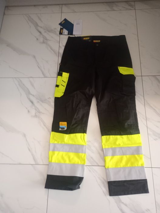 Spodnie robocze 52 rozmiar pomarańczowe albo czarne.