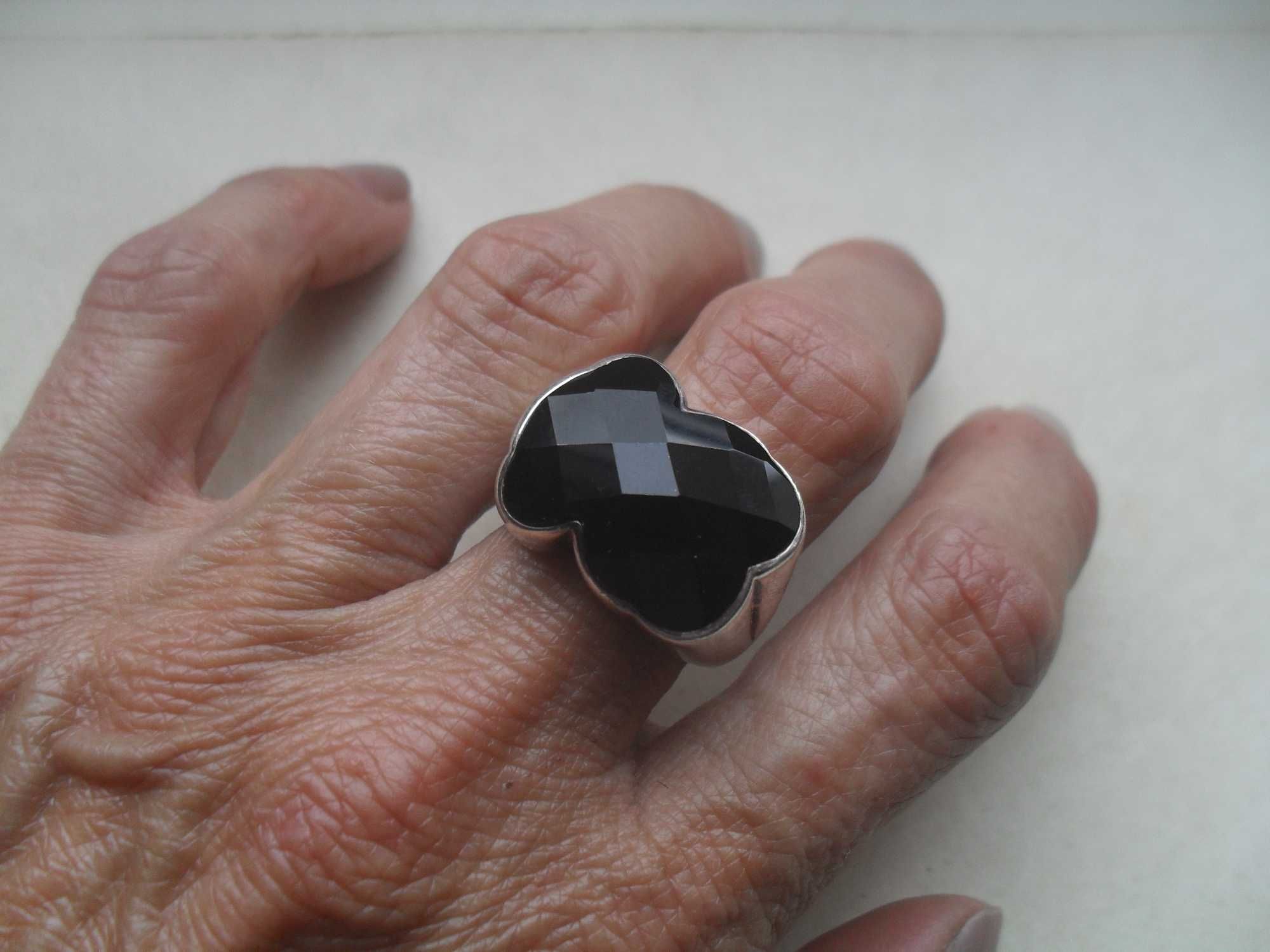 Tous-duży srebrny pierścionek - czarny miś - fasetowany onyks-cena ost