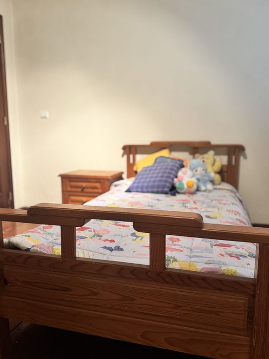 Conjunto cama de solteiro em madeira com colchão