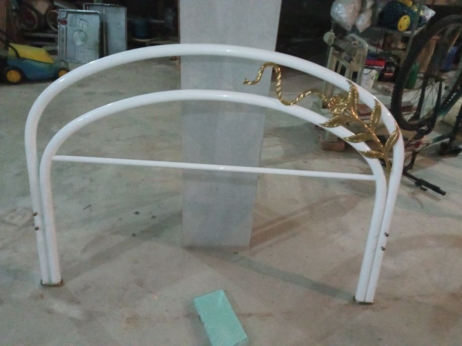 Cama de ferro lacada em branco