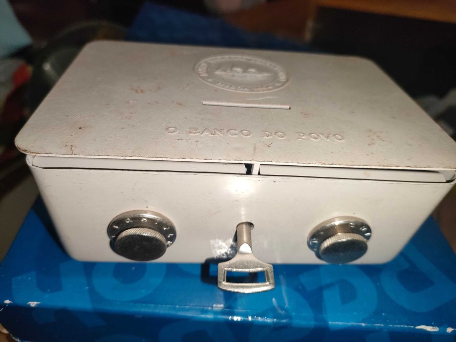 Cofre antigo metálico banco BNU