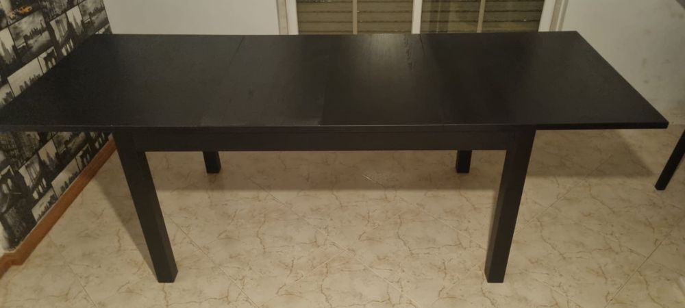Mesa de jantar de côr preta