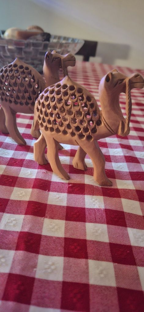 Camelos em madeira sandalo
