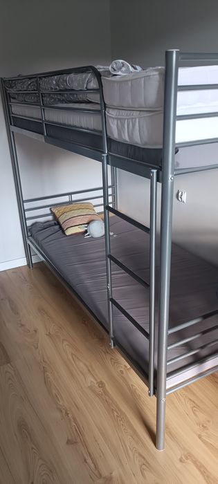 Łozko piętrowe z materacami
