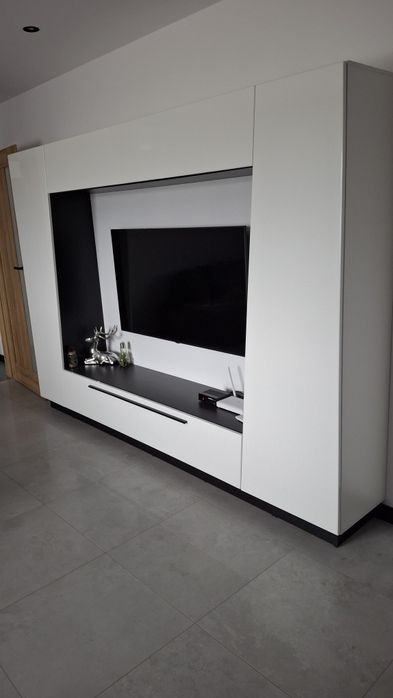 Nowoczesna meblościanka wysoki połysk biała szafka rtv