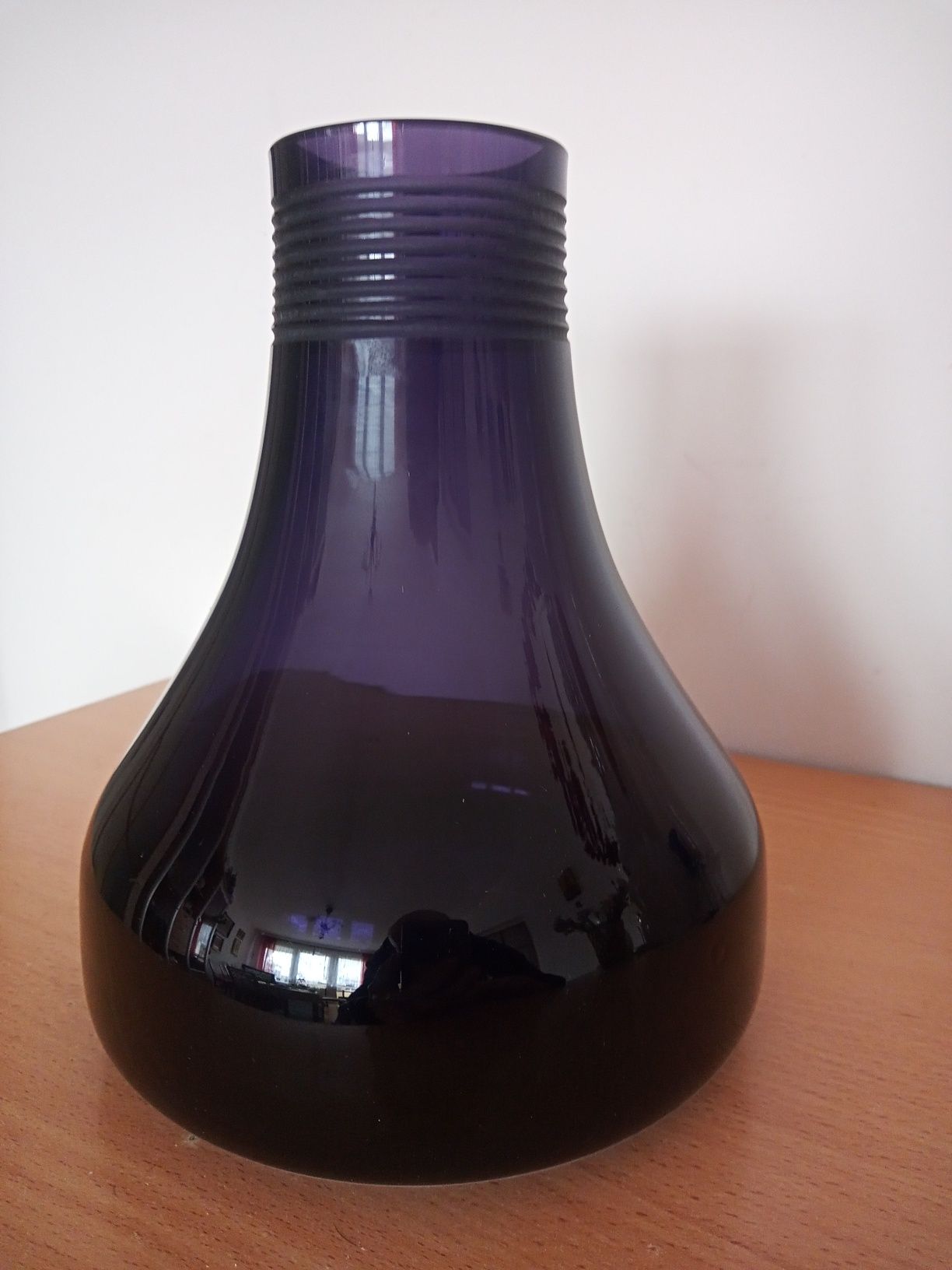 Masywny fioletowy wazon szklany. Włochy.