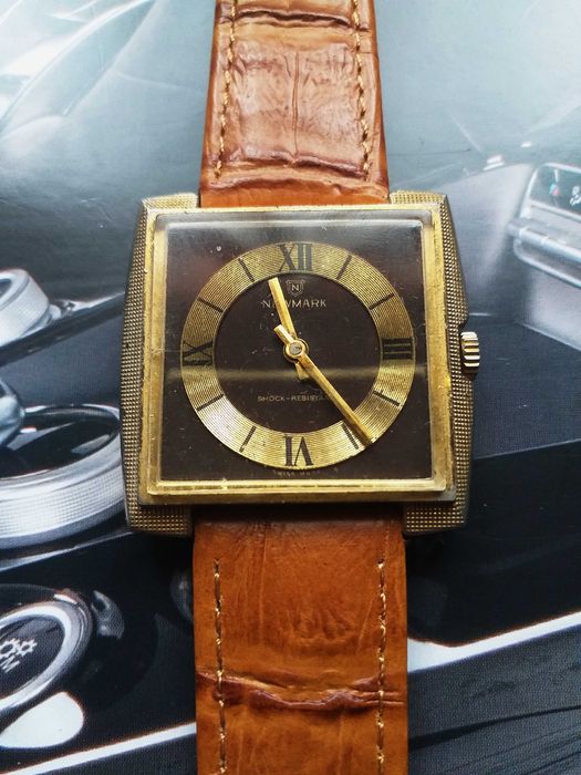 relogio newmark corda manual