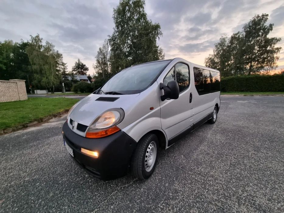 Renault Trafic 9 osobowy wersja long nawiewy w suficie Navigacja tylne skrzydełka