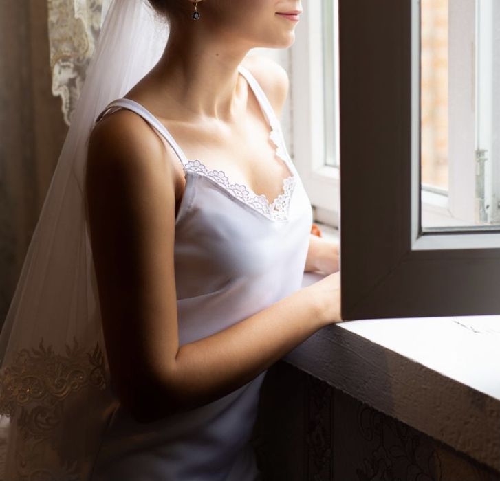 Біла сукня