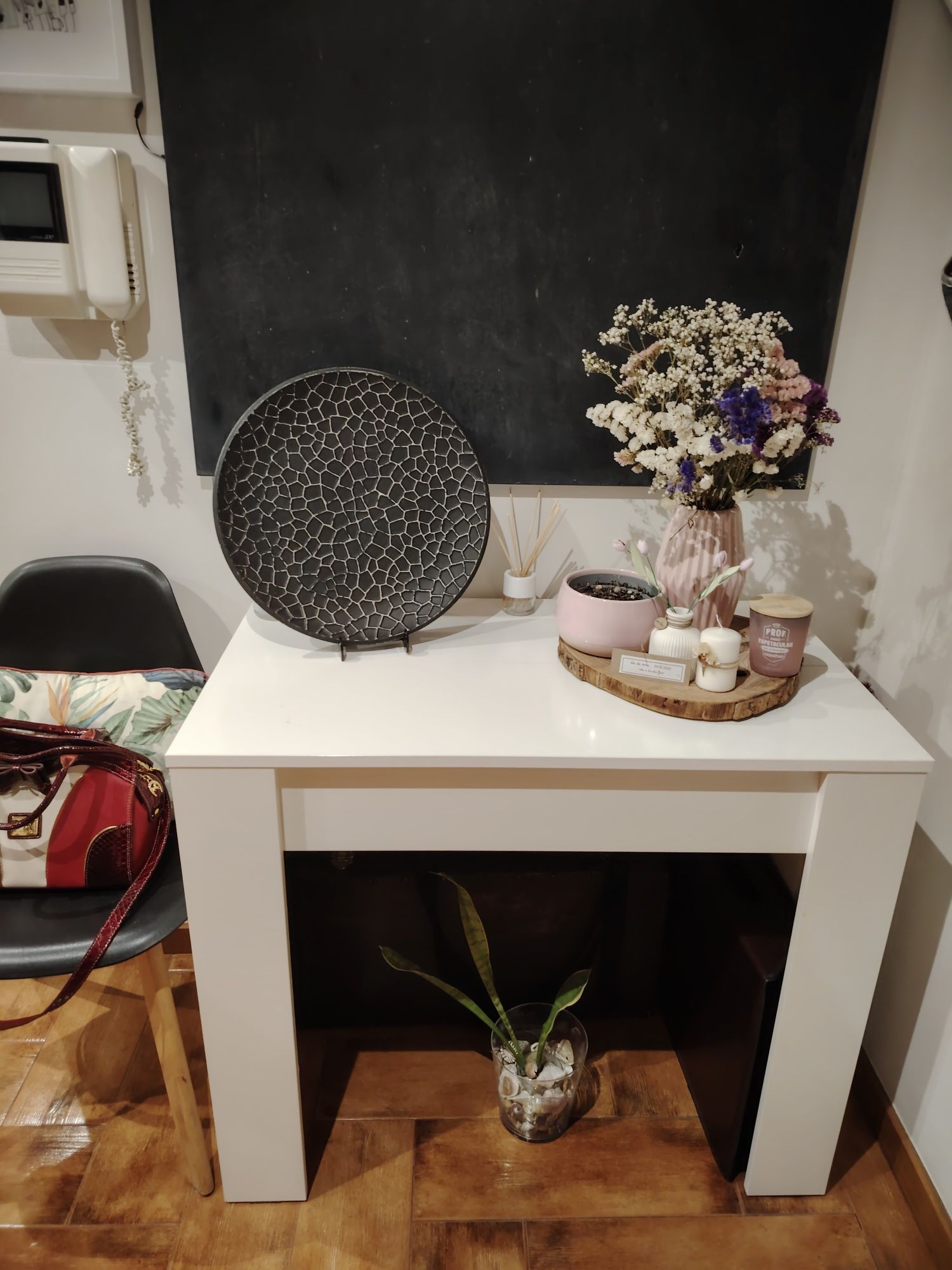 Mesa de jantar extensível. Cor branca.