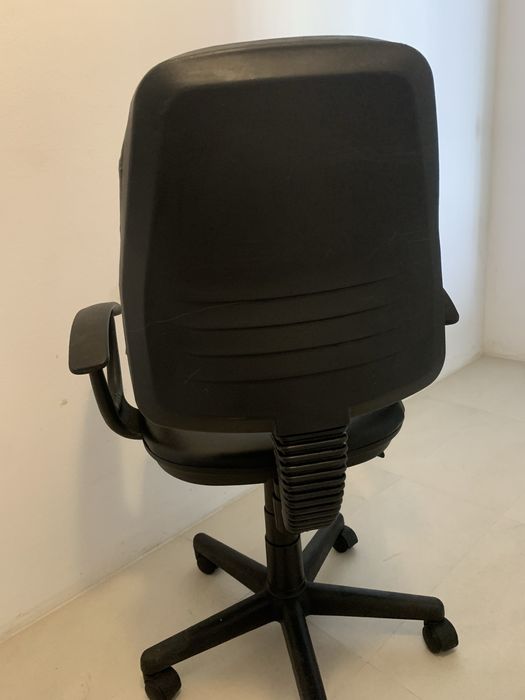 Cadeira de escritório com apoio de braços e elevador
