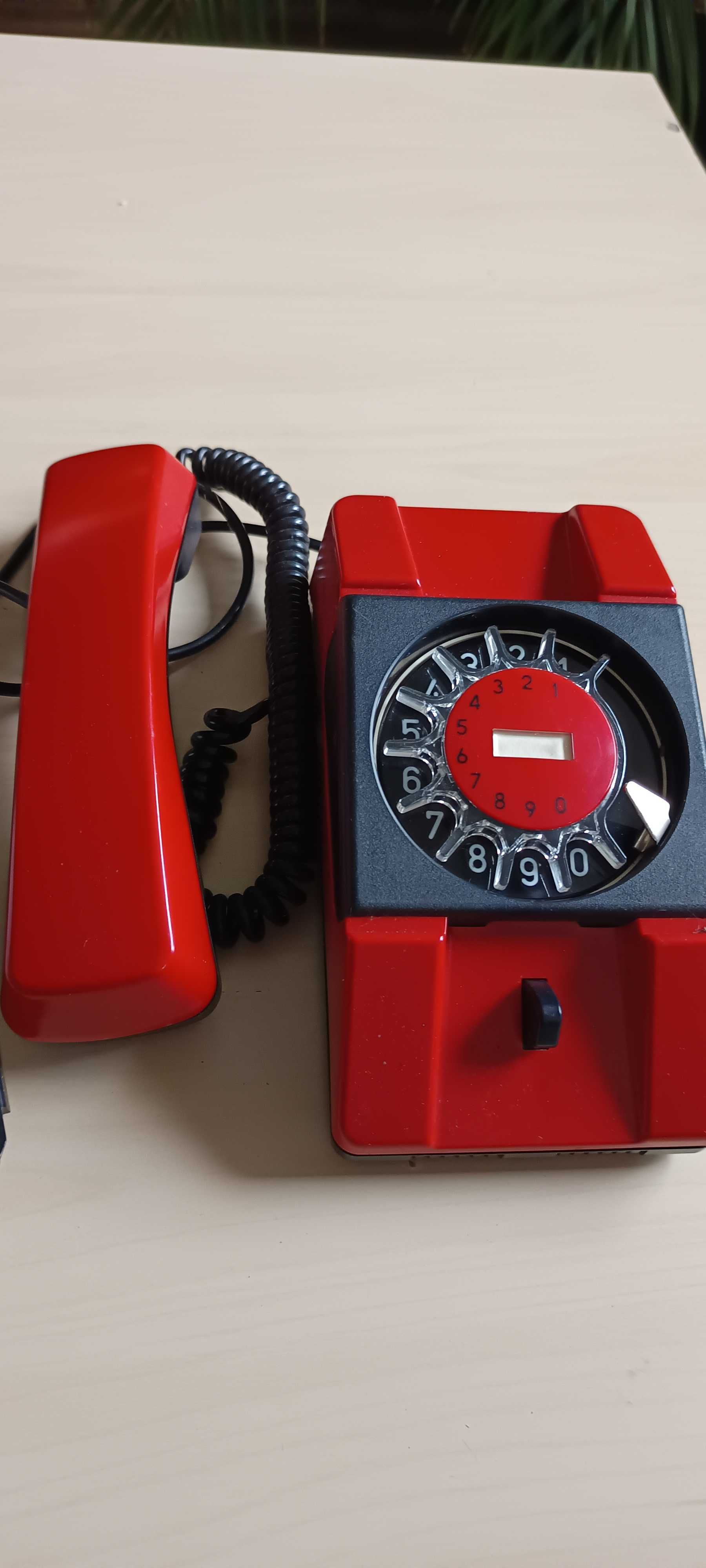 Telefon analogowy czerwony