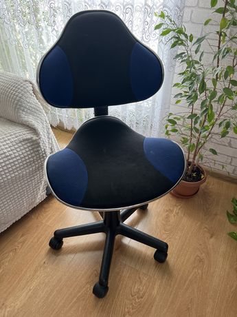 Fotel biurowy niebiesko-czarny