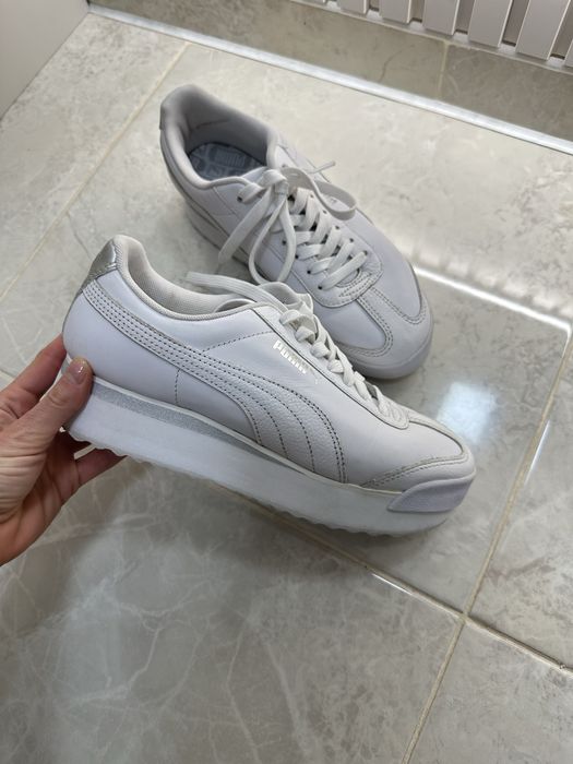 Білі жіночі кросівки Puma