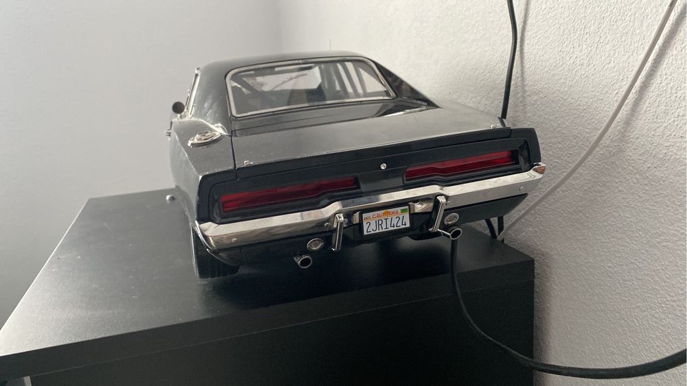 Dodge charger escala 1/8