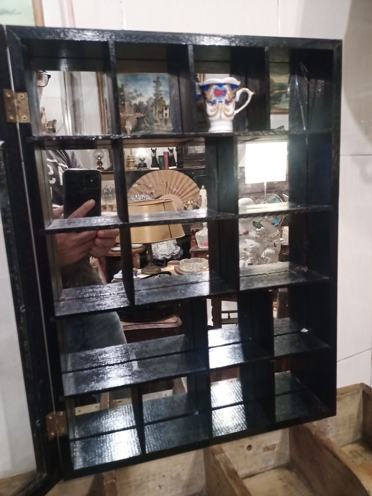 Vitrine antiga com 19 miniaturas incluídas