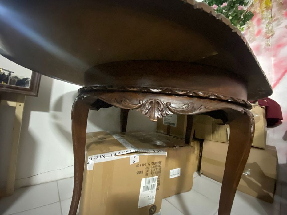 Mesa maciça oval e redonda