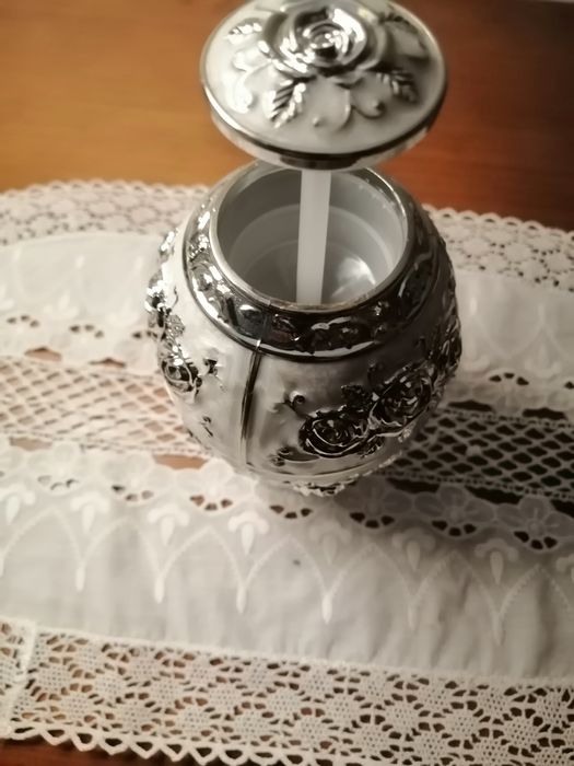 Ovo em Acrílico todo trabalhado, porta cotonetes ou só para decoração.