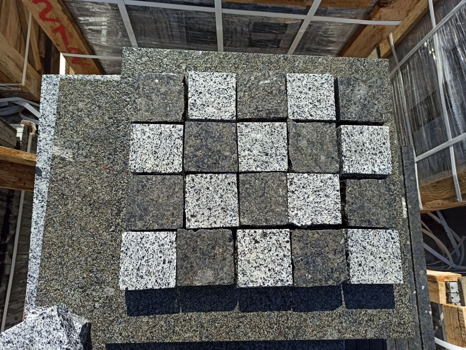Granit Kostka brukowa  granitowa cięto-łupane płomieniowane10x10x5 cm.